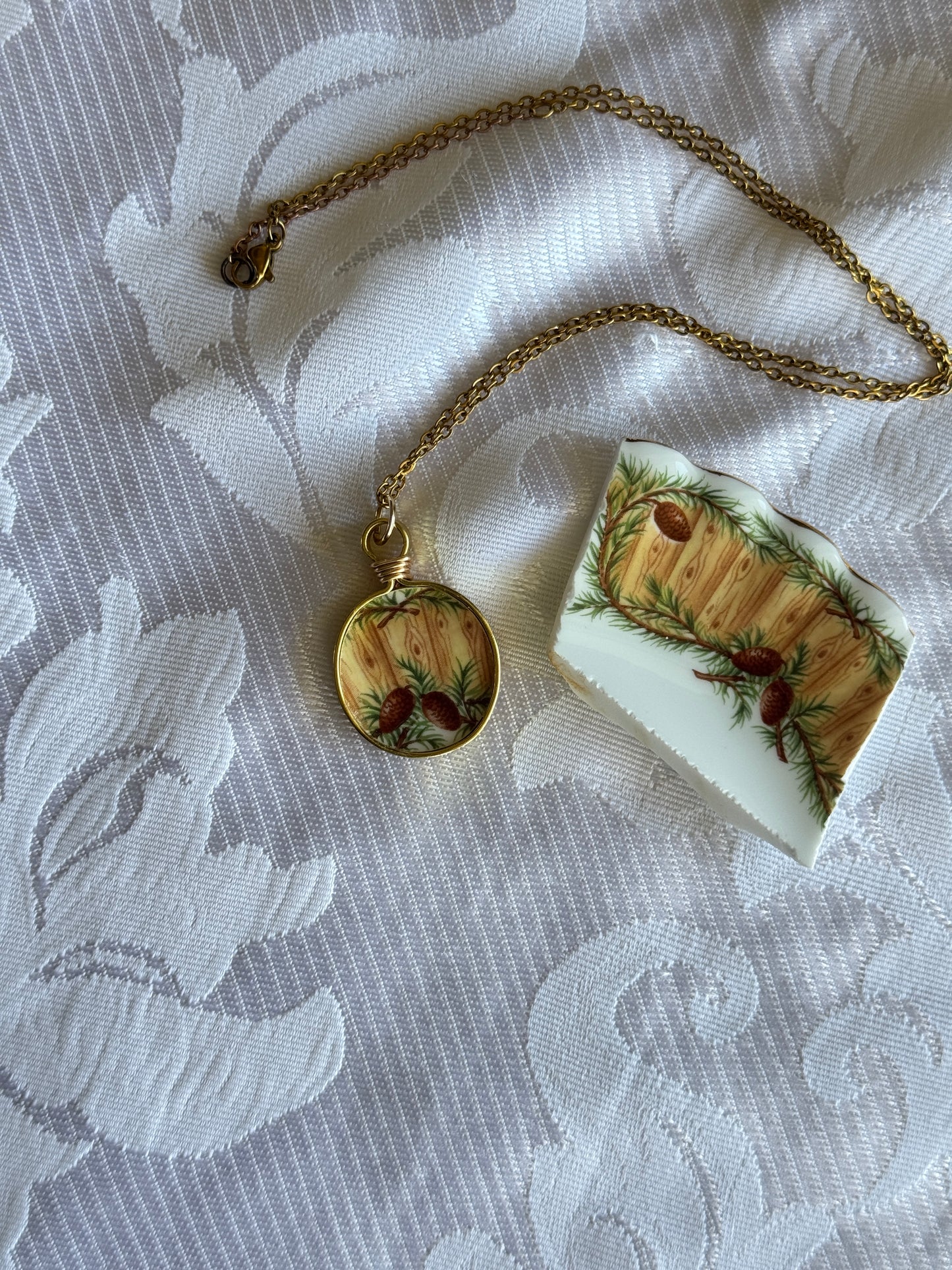 Knotty Pine Round, Two Cones on the Branch, Gold