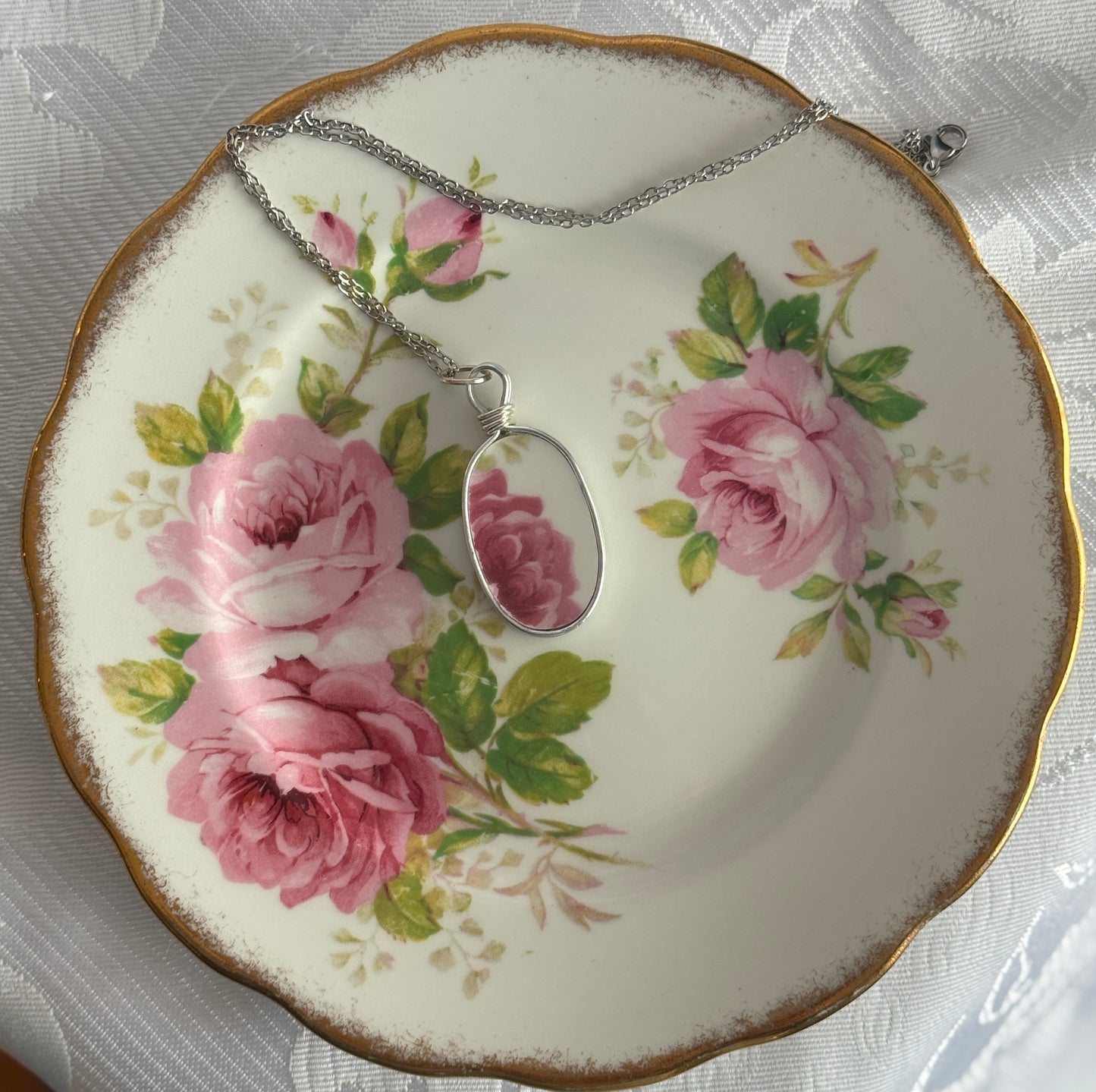 Necklace with a pendant on a floral plate