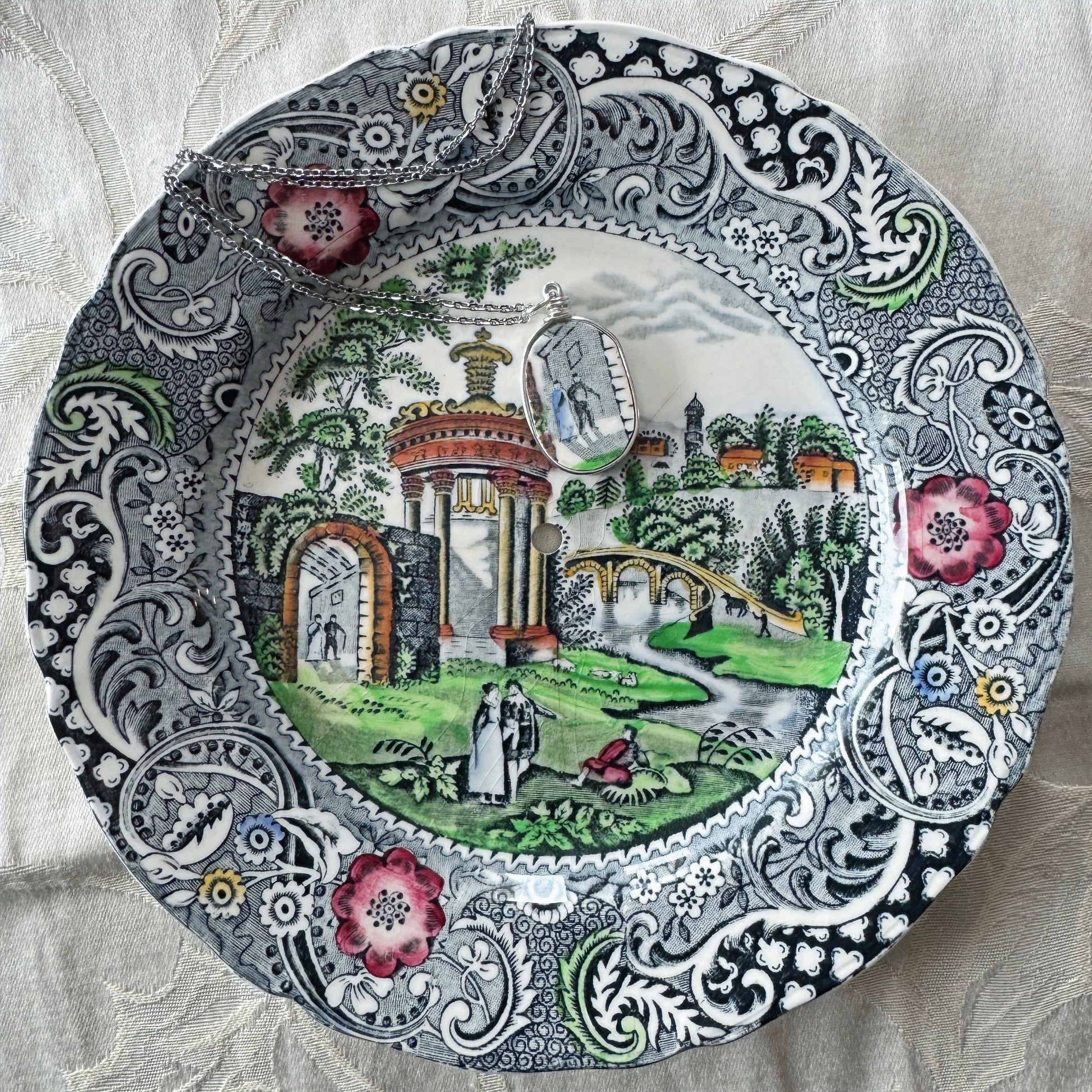 Couple pendant on a colourful plate