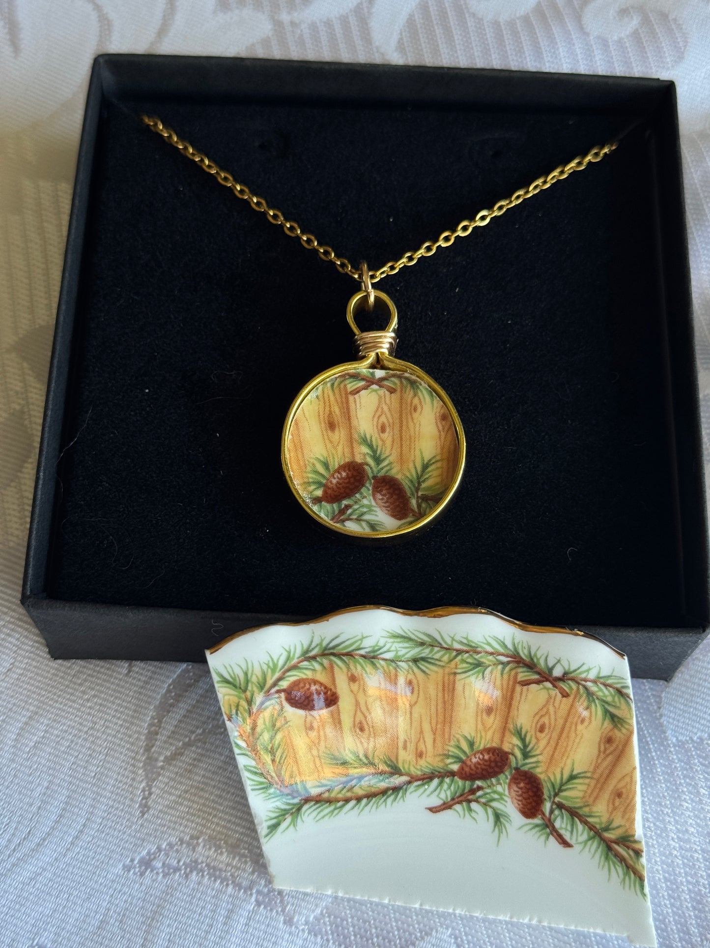 Knotty Pine Round, The Bark and the Cones, Gold