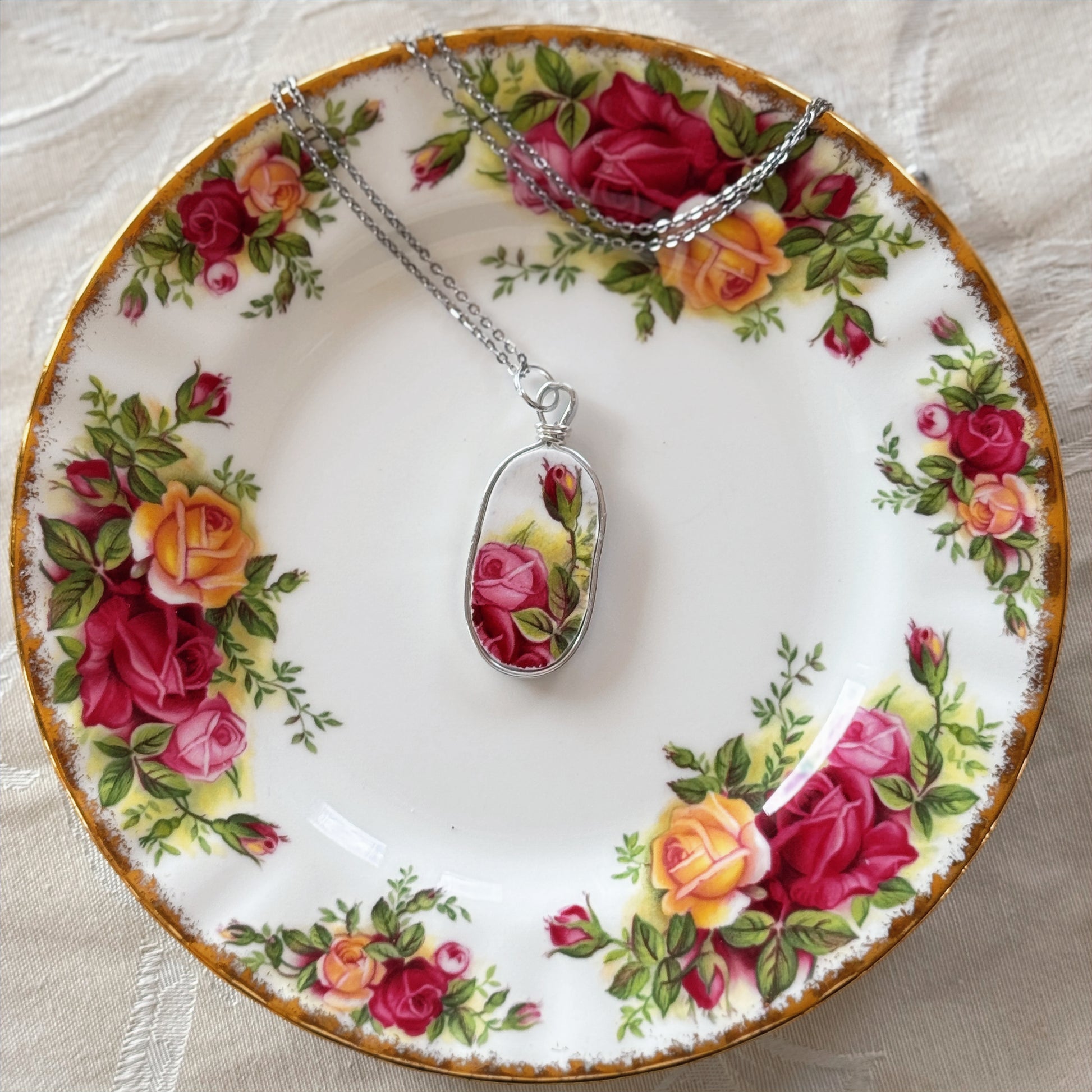 Old Country Rose pendnat in silver on plate