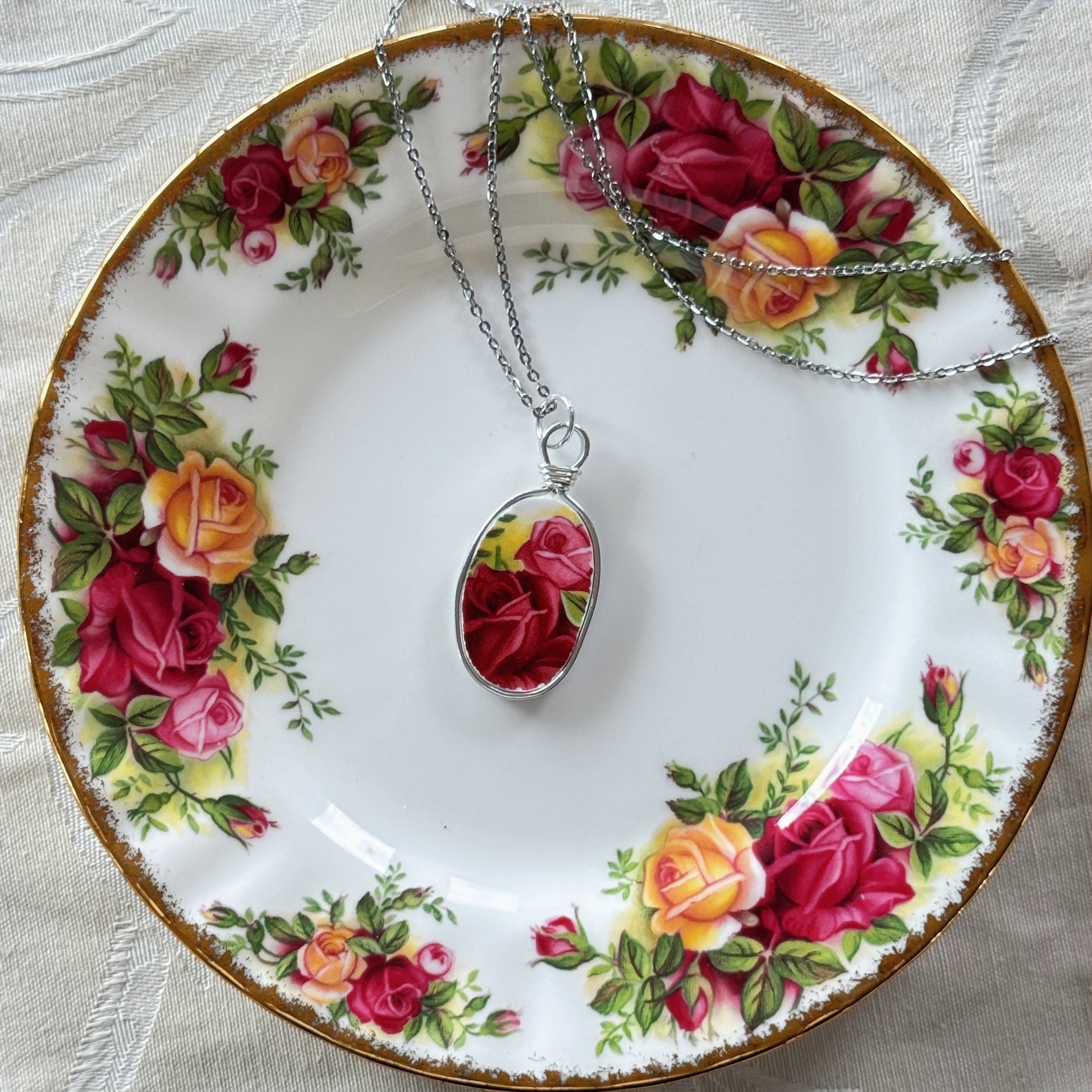 Old Country Rose pendnat in silver on plate