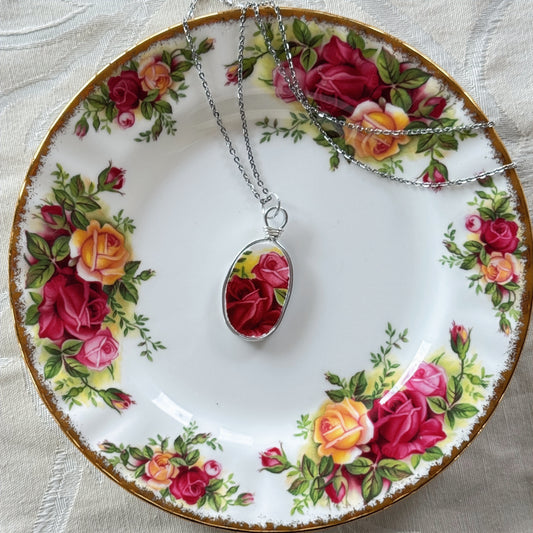 Old Country Rose pendnat in silver on plate