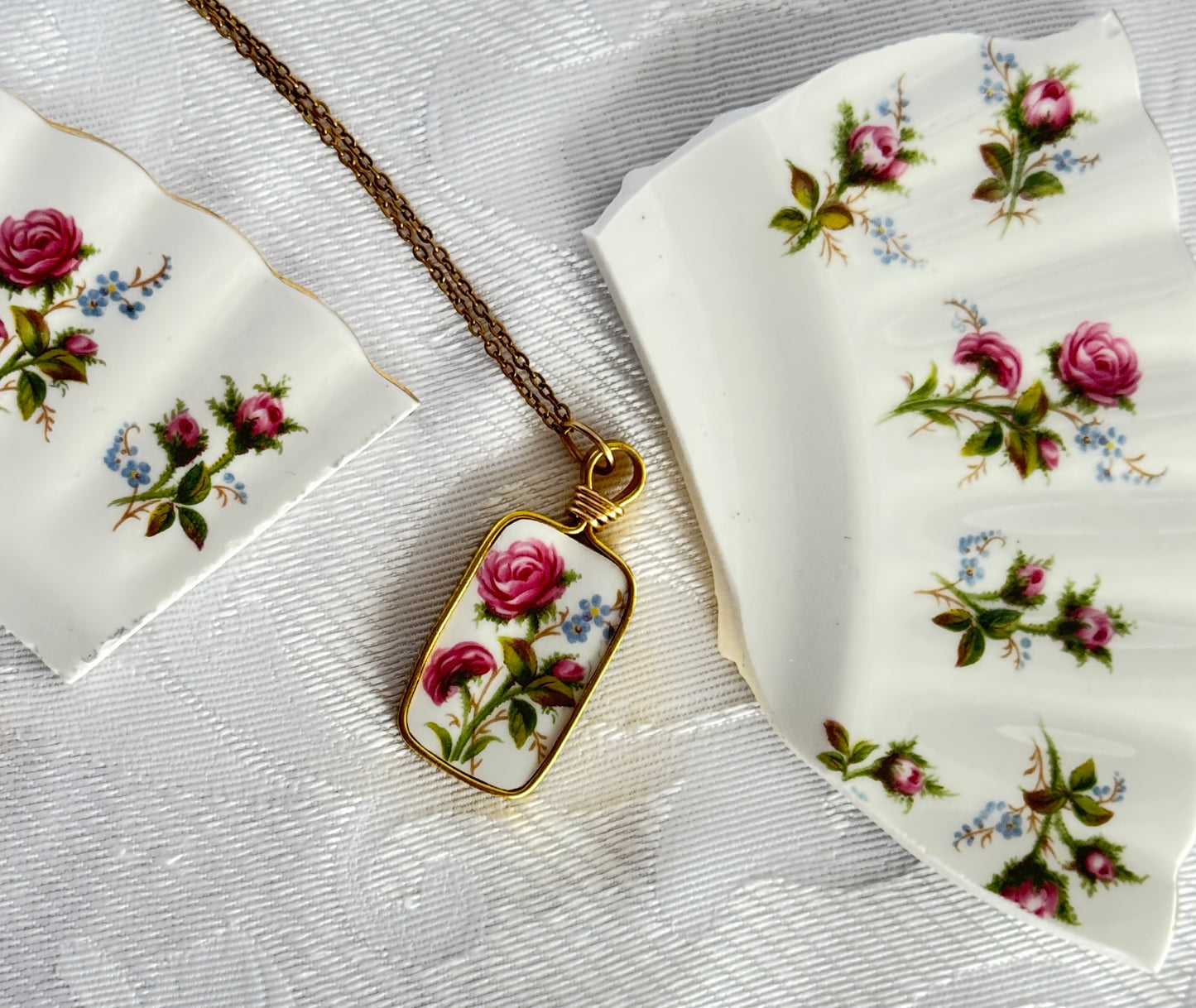 Flower pendant with broken china 