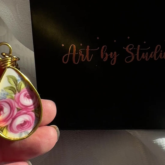 Video of Tranqullity  Gold pendant