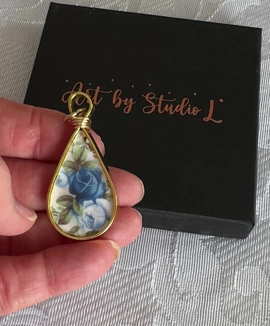 Moonlight Rose Teardrop, Three Roses, Gold